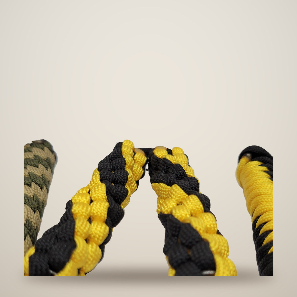 Paracord Thum Chucks – Black & gold – twisted box