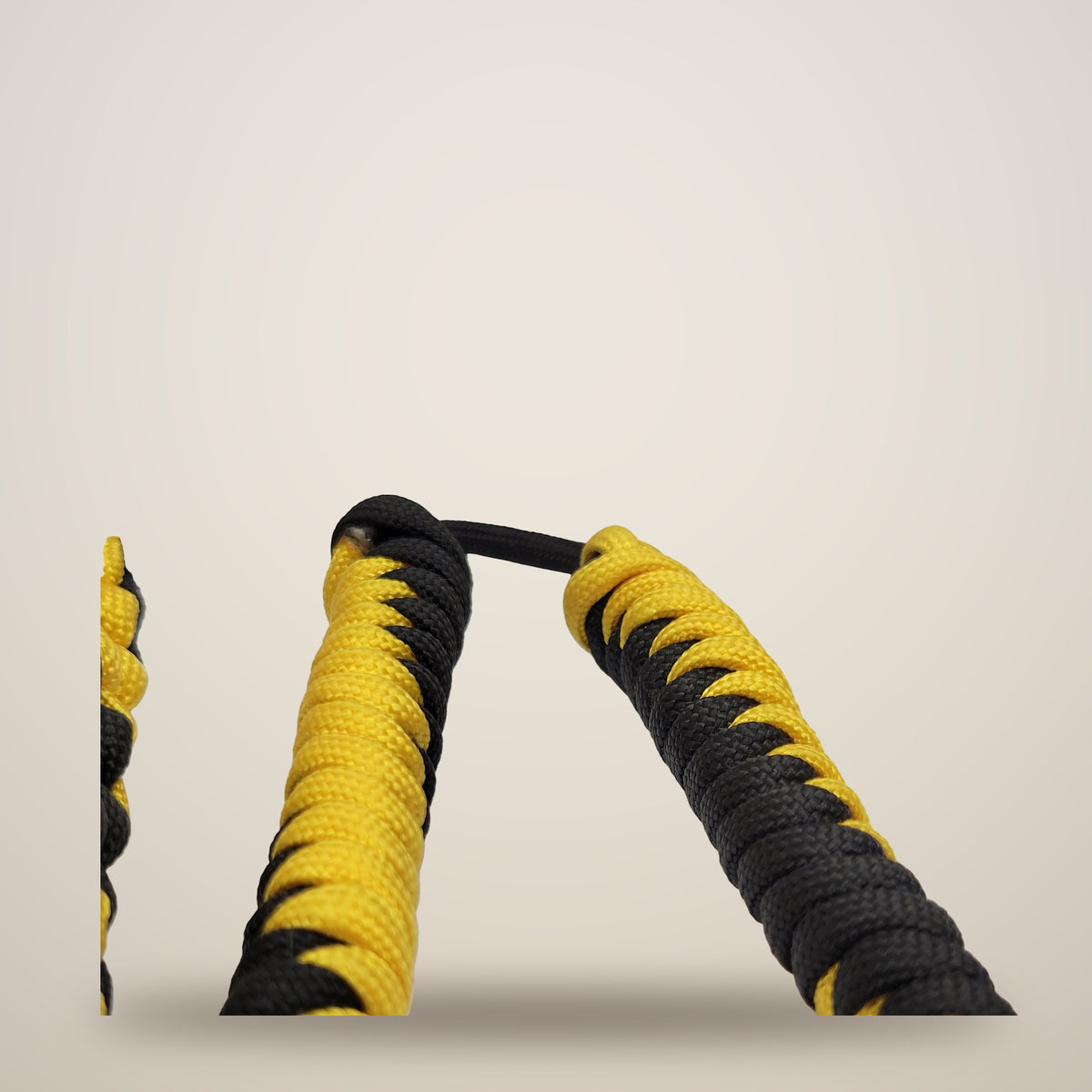Paracord Thum Chucks – Black & gold – snake knot